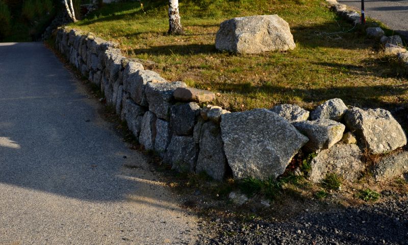 Boulder Wall Landscaping